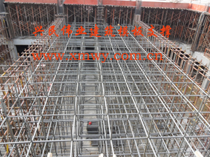 不用扣件的插盤式腳手架