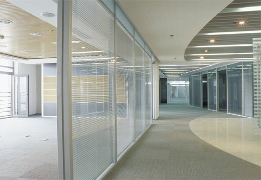 什么是玻璃隔斷?。。?/>
									<h3>什么是玻璃隔斷?。?！</h3>
								</a>
								</div>
							</div>

							<div   id=