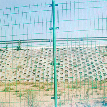 專業廠家降價銷售安裝雙邊絲圈地護欄網