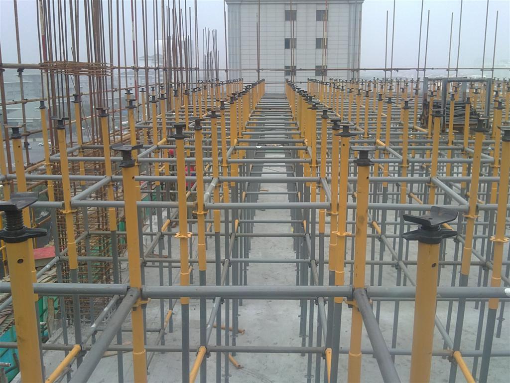 不用扣件的新型腳手架