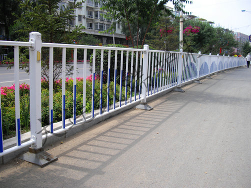 道路護欄_鋼質護欄_圍墻護欄，大連凱瑞專業銷售制作