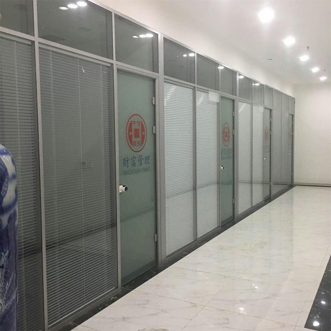 沈陽(yáng)玻璃隔斷 機(jī)房雙玻百葉隔斷