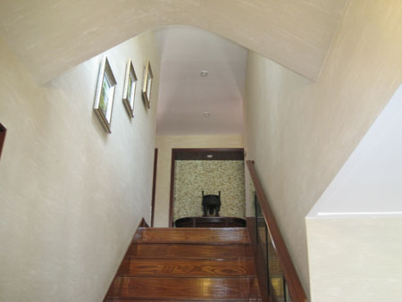 做完背景墻之后，我們還要在這里做上硅藻泥！